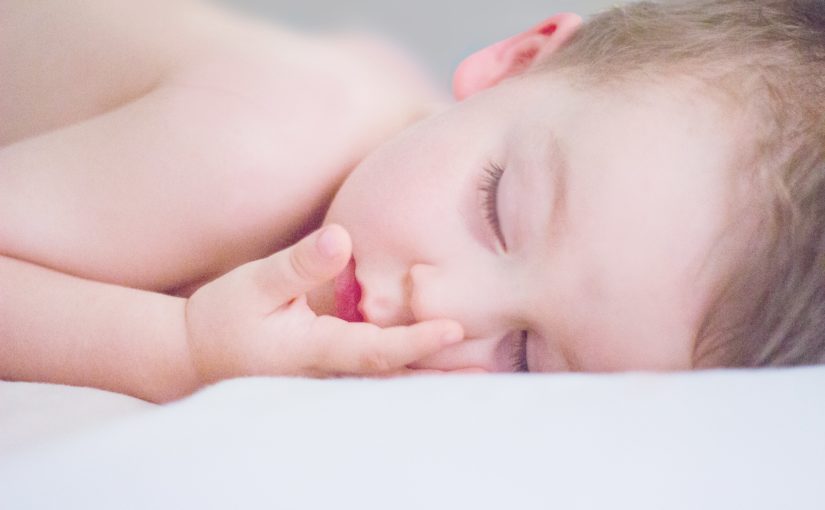 Couette et oreiller : à partir de quel âge pour bébé ? Guide Sommeil